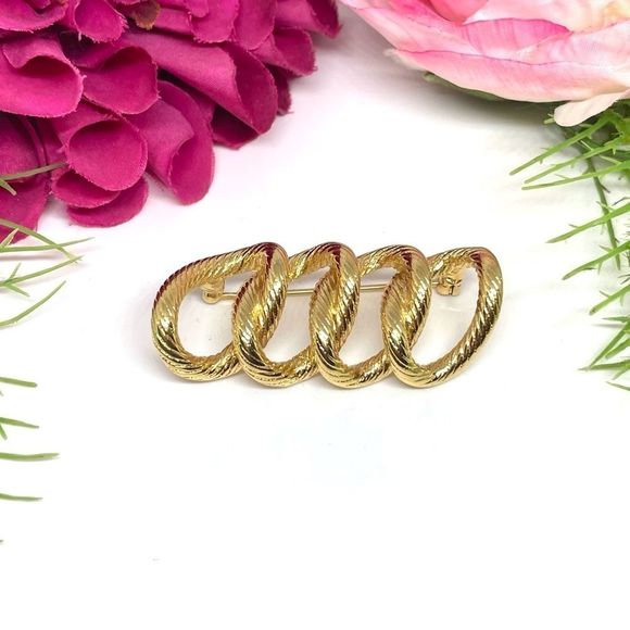 VINTAGE⚜️RARE MONET Golden Chain Linked Brooch - Picture 1 of 10